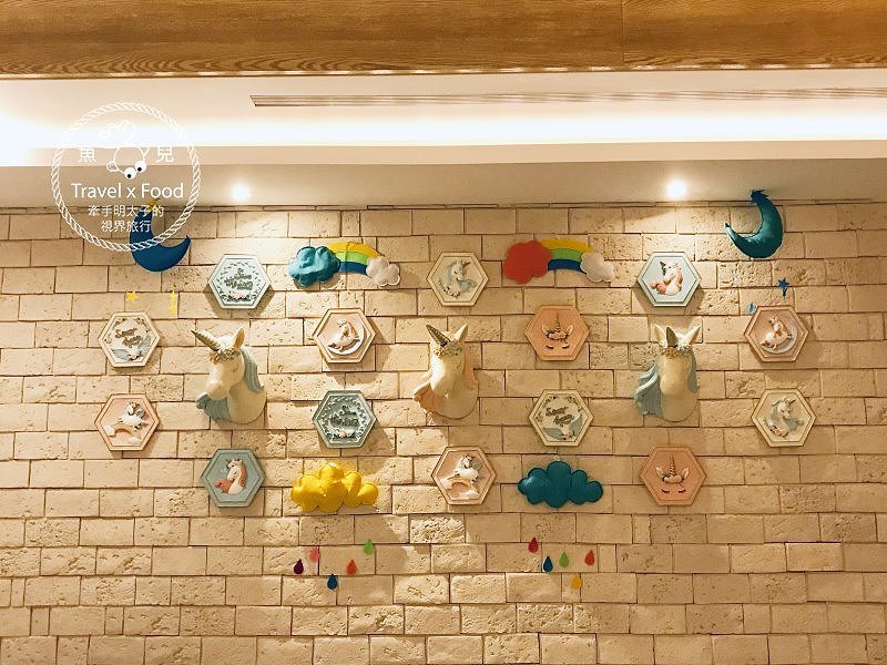芭蕾城市渡假旅店，我與獨角獸的美好時光｜台中最美Motel，KTV、泳池、超夢幻獨角獸主題房 @魚兒 x 牽手明太子的「視」界旅行
