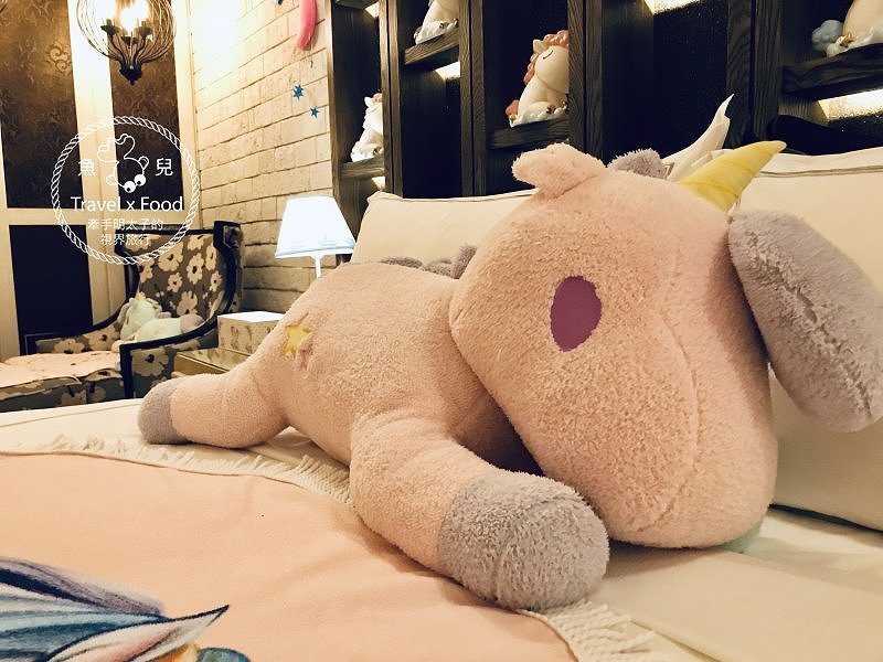 芭蕾城市渡假旅店，我與獨角獸的美好時光｜台中最美Motel，KTV、泳池、超夢幻獨角獸主題房 @魚兒 x 牽手明太子的「視」界旅行