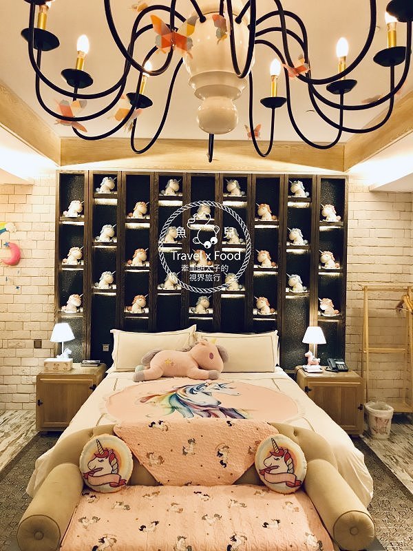 芭蕾城市渡假旅店，我與獨角獸的美好時光｜台中最美Motel，KTV、泳池、超夢幻獨角獸主題房 @魚兒 x 牽手明太子的「視」界旅行