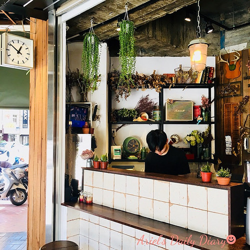 【台南小店】隱身在舊戲院騎樓的超美咖啡店★花樓咖啡★乾燥花裝飾配漸層色飲品IG蔓延燒不停,還沒來打卡就落伍啦~