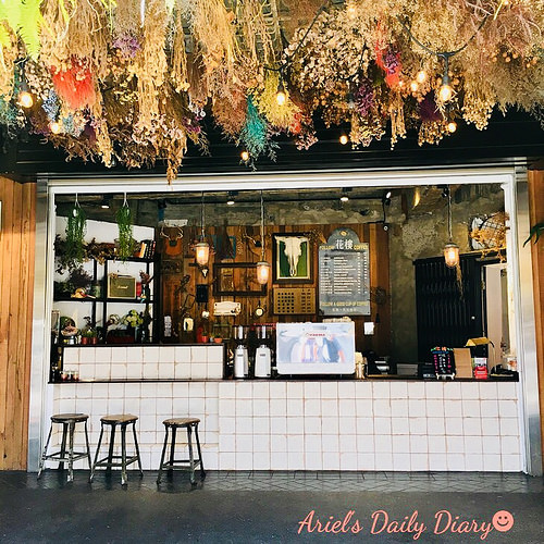 【台南小店】隱身在舊戲院騎樓的超美咖啡店★花樓咖啡★乾燥花裝飾配漸層色飲品IG蔓延燒不停,還沒來打卡就落伍啦~