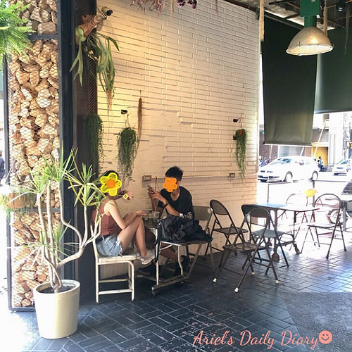 【台南小店】隱身在舊戲院騎樓的超美咖啡店★花樓咖啡★乾燥花裝飾配漸層色飲品IG蔓延燒不停,還沒來打卡就落伍啦~