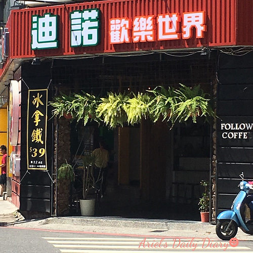 【台南小店】隱身在舊戲院騎樓的超美咖啡店★花樓咖啡★乾燥花裝飾配漸層色飲品IG蔓延燒不停,還沒來打卡就落伍啦~