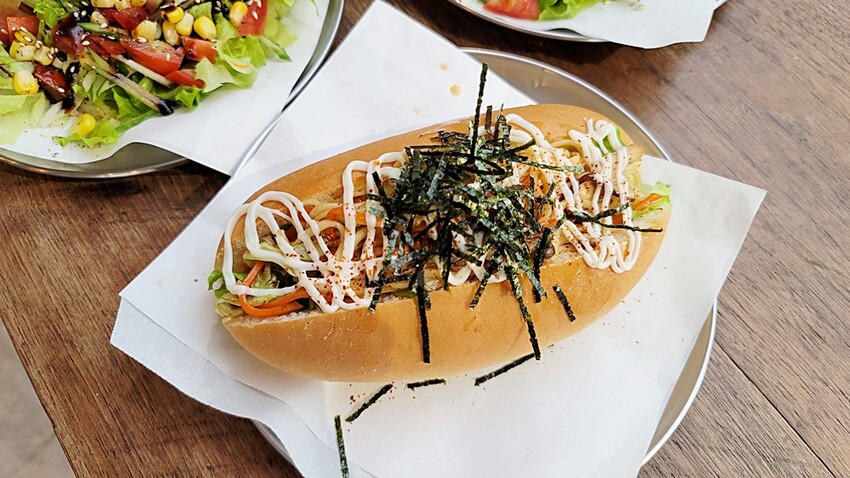 台中少見老宅工業風平價蔬食早午餐，特色丹麥漢堡夾薯餅、朱柳條都很夠味，還有清爽炒麵麵包唷！！