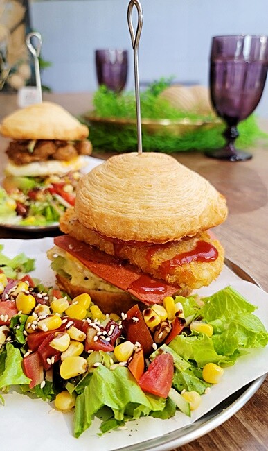 台中少見老宅工業風平價蔬食早午餐，特色丹麥漢堡夾薯餅、朱柳條都很夠味，還有清爽炒麵麵包唷！！