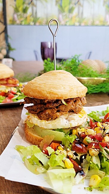 台中少見老宅工業風平價蔬食早午餐，特色丹麥漢堡夾薯餅、朱柳條都很夠味，還有清爽炒麵麵包唷！！