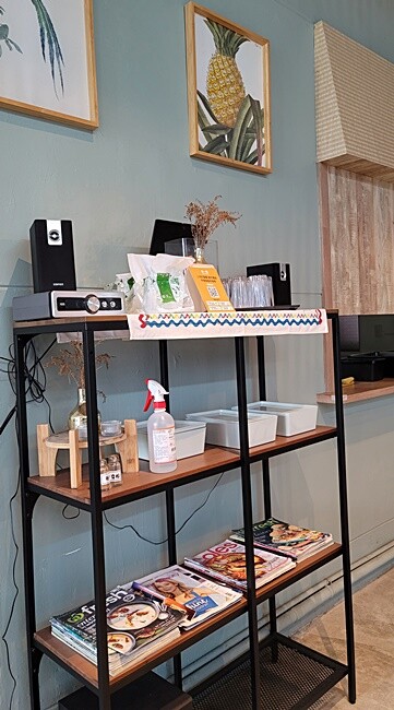 台中少見老宅工業風平價蔬食早午餐，特色丹麥漢堡夾薯餅、朱柳條都很夠味，還有清爽炒麵麵包唷！！