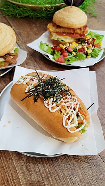 台中少見老宅工業風平價蔬食早午餐，特色丹麥漢堡夾薯餅、朱柳條都很夠味，還有清爽炒麵麵包唷！！