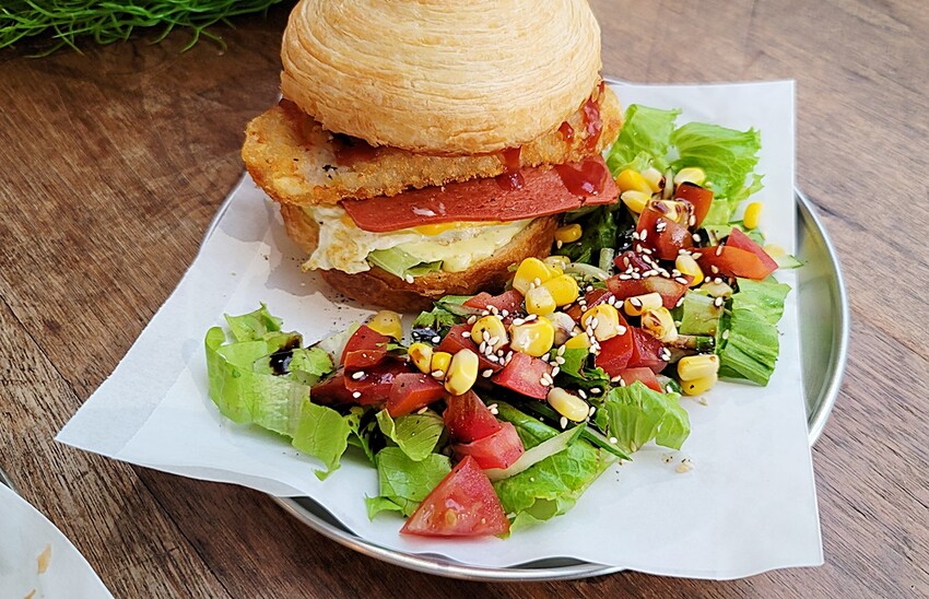 台中少見老宅工業風平價蔬食早午餐，特色丹麥漢堡夾薯餅、朱柳條都很夠味，還有清爽炒麵麵包唷！！