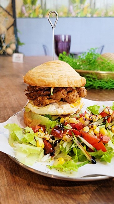 台中少見老宅工業風平價蔬食早午餐，特色丹麥漢堡夾薯餅、朱柳條都很夠味，還有清爽炒麵麵包唷！！