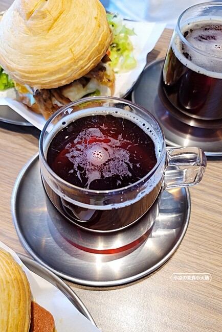 台中少見老宅工業風平價蔬食早午餐，特色丹麥漢堡夾薯餅、朱柳條都很夠味，還有清爽炒麵麵包唷！！