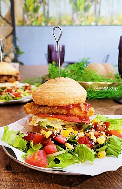 台中少見老宅工業風平價蔬食早午餐，特色丹麥漢堡夾薯餅、朱柳條都很夠味，還有清爽炒麵麵包唷！！