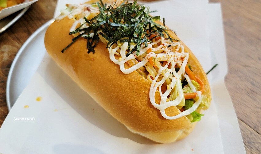 台中少見老宅工業風平價蔬食早午餐，特色丹麥漢堡夾薯餅、朱柳條都很夠味，還有清爽炒麵麵包唷！！