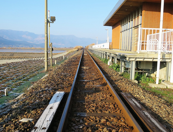 南阿蘇小火車：火車快飛~~  ...南阿蘇鉄道風情.. 田野連川谷‧冷風伴晨曦