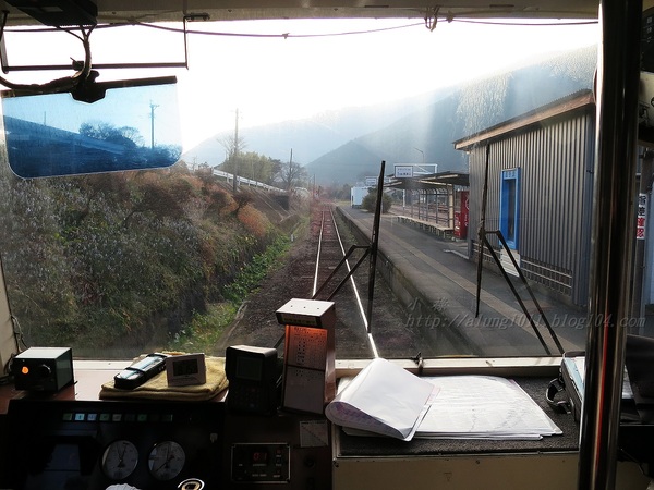 南阿蘇小火車：火車快飛~~  ...南阿蘇鉄道風情.. 田野連川谷‧冷風伴晨曦