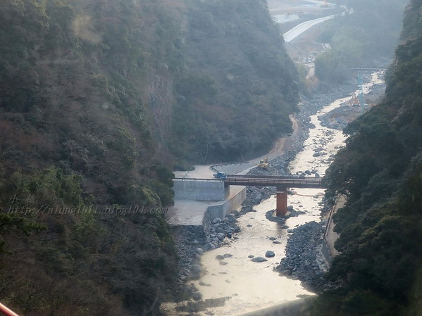 南阿蘇小火車：火車快飛~~  ...南阿蘇鉄道風情.. 田野連川谷‧冷風伴晨曦