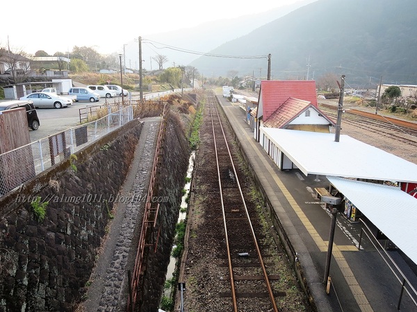南阿蘇小火車：火車快飛~~  ...南阿蘇鉄道風情.. 田野連川谷‧冷風伴晨曦