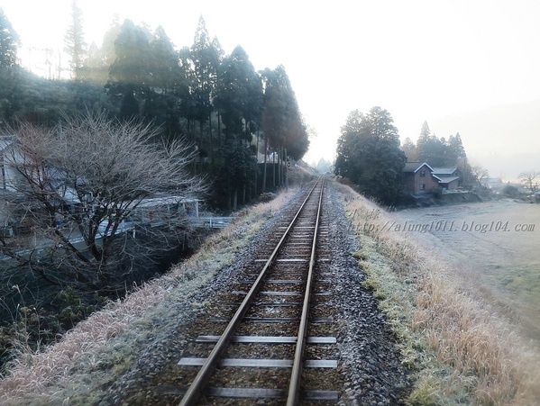 南阿蘇小火車：火車快飛~~  ...南阿蘇鉄道風情.. 田野連川谷‧冷風伴晨曦