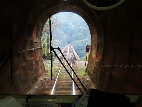 南阿蘇小火車：火車快飛~~  ...南阿蘇鉄道風情.. 田野連川谷‧冷風伴晨曦
