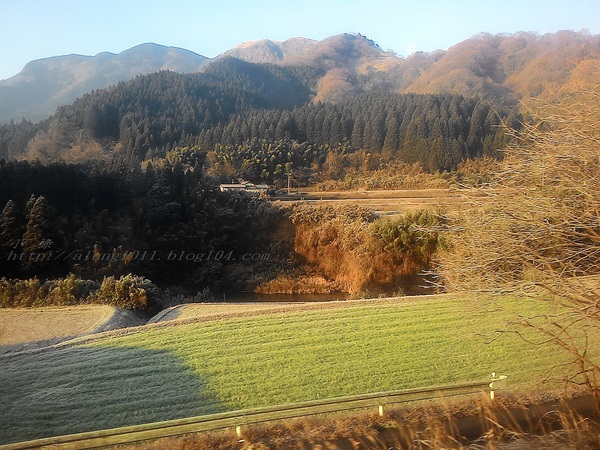 南阿蘇小火車：火車快飛~~  ...南阿蘇鉄道風情.. 田野連川谷‧冷風伴晨曦