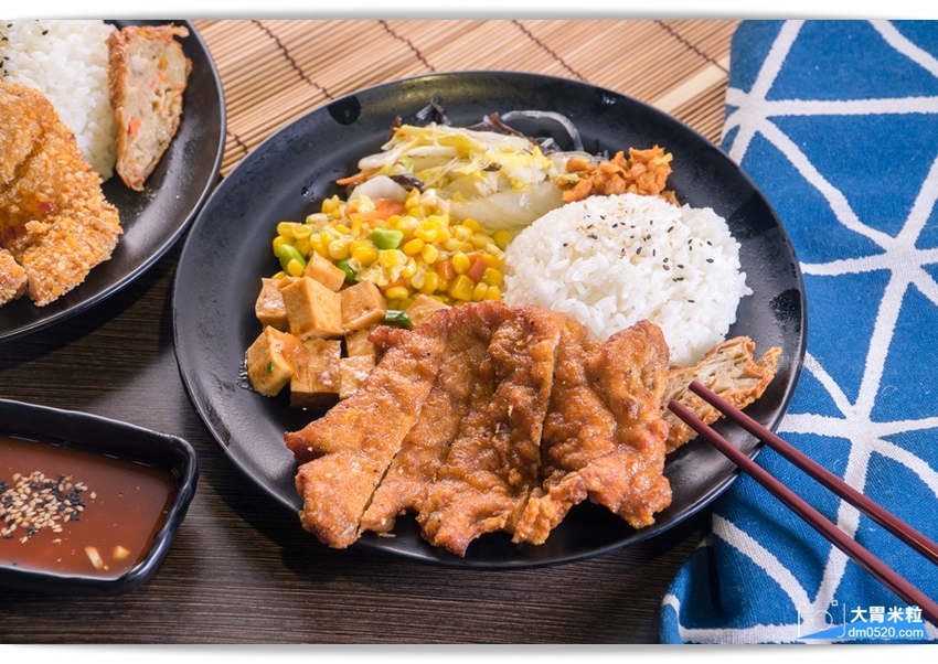 台北南京復興站最強外送便當,九九食坊,30款便當天天隨意變換！外帶內用免費享用溫體豬大骨湯喝到飽～獨家小魚乾XO醬超下飯,捷運南京復興站便當推薦,台北中山區便當外送推薦, - 大胃米粒 DAVID &