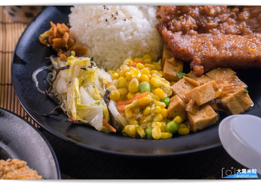 台北南京復興站最強外送便當,九九食坊,30款便當天天隨意變換！外帶內用免費享用溫體豬大骨湯喝到飽～獨家小魚乾XO醬超下飯,捷運南京復興站便當推薦,台北中山區便當外送推薦, - 大胃米粒 DAVID &