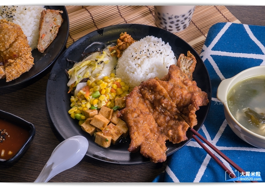 台北南京復興站最強外送便當,九九食坊,30款便當天天隨意變換！外帶內用免費享用溫體豬大骨湯喝到飽～獨家小魚乾XO醬超下飯,捷運南京復興站便當推薦,台北中山區便當外送推薦, - 大胃米粒 DAVID &