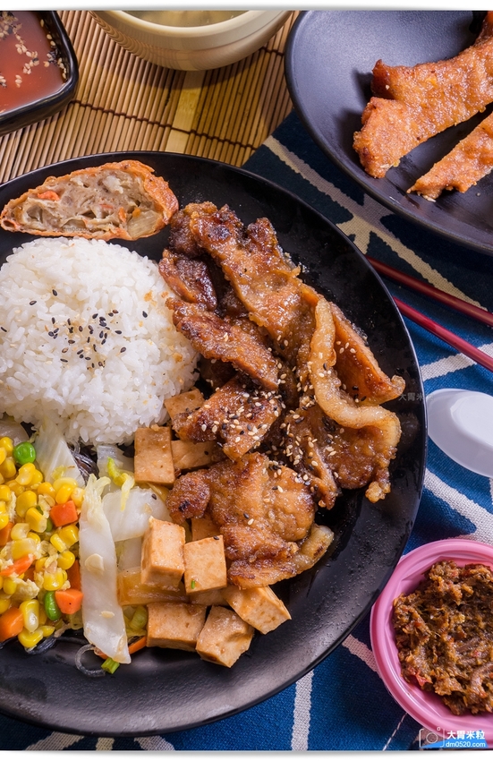 台北南京復興站最強外送便當,九九食坊,30款便當天天隨意變換！外帶內用免費享用溫體豬大骨湯喝到飽～獨家小魚乾XO醬超下飯,捷運南京復興站便當推薦,台北中山區便當外送推薦, - 大胃米粒 DAVID &