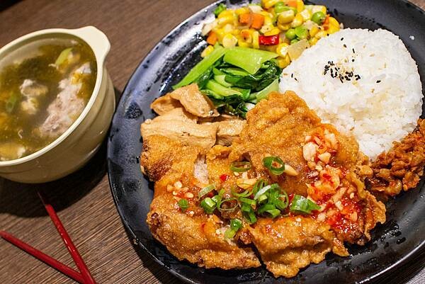 【台北便當店】九九食坊-每日便當訂單上百個，自行研製的美味主菜，超多口味讓你吃不膩