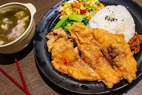 【台北便當店】九九食坊-每日便當訂單上百個，自行研製的美味主菜，超多口味讓你吃不膩