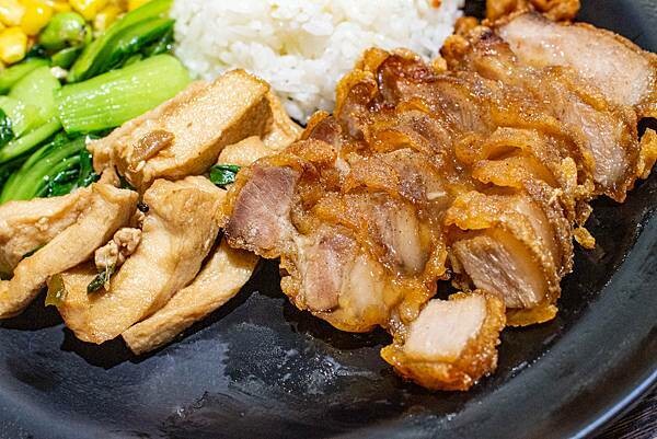 【台北便當店】九九食坊-每日便當訂單上百個，自行研製的美味主菜，超多口味讓你吃不膩