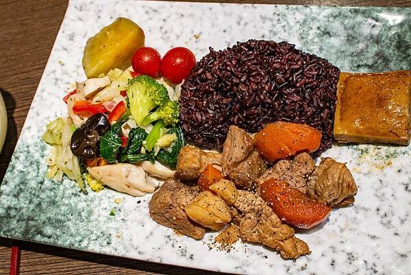 【台北便當店】九九食坊-每日便當訂單上百個，自行研製的美味主菜，超多口味讓你吃不膩