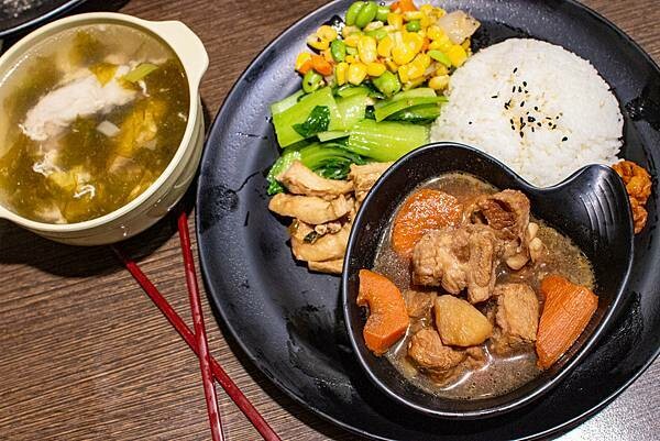 【台北便當店】九九食坊-每日便當訂單上百個，自行研製的美味主菜，超多口味讓你吃不膩