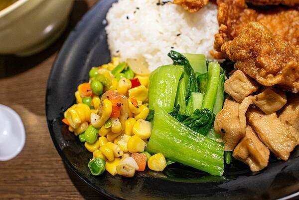 【台北便當店】九九食坊-每日便當訂單上百個，自行研製的美味主菜，超多口味讓你吃不膩