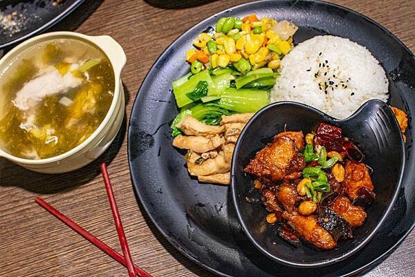 【台北便當店】九九食坊-每日便當訂單上百個，自行研製的美味主菜，超多口味讓你吃不膩