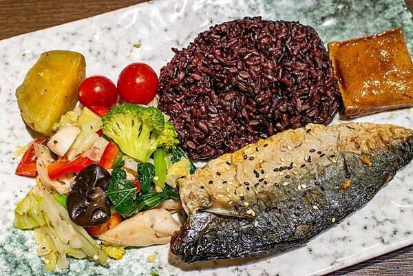 【台北便當店】九九食坊-每日便當訂單上百個，自行研製的美味主菜，超多口味讓你吃不膩