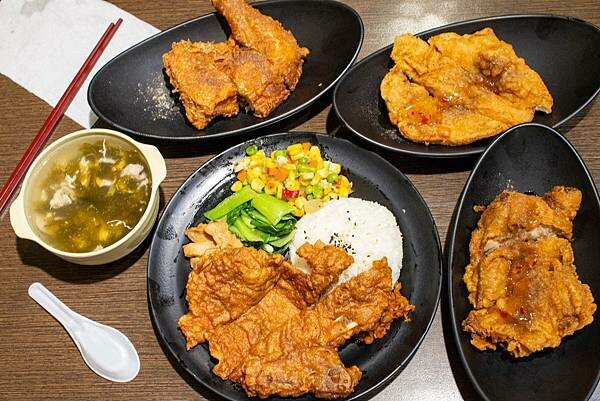 【台北便當店】九九食坊-每日便當訂單上百個，自行研製的美味主菜，超多口味讓你吃不膩