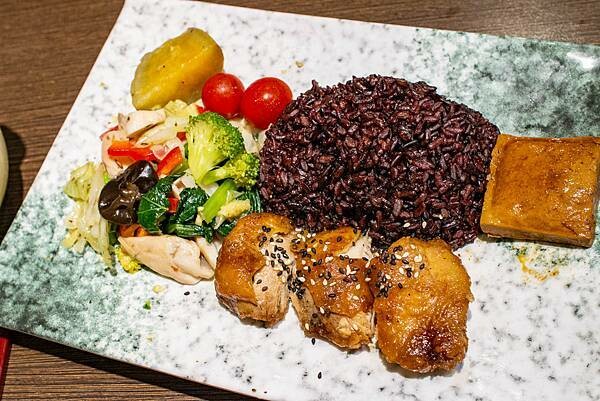 【台北便當店】九九食坊-每日便當訂單上百個，自行研製的美味主菜，超多口味讓你吃不膩