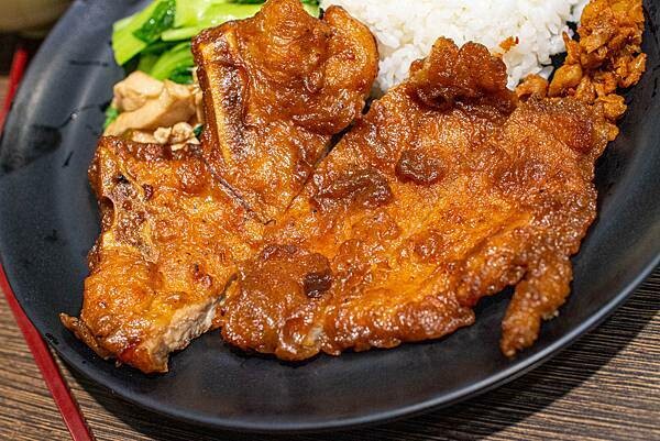 【台北便當店】九九食坊-每日便當訂單上百個，自行研製的美味主菜，超多口味讓你吃不膩