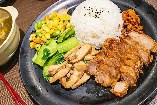 【台北便當店】九九食坊-每日便當訂單上百個，自行研製的美味主菜，超多口味讓你吃不膩