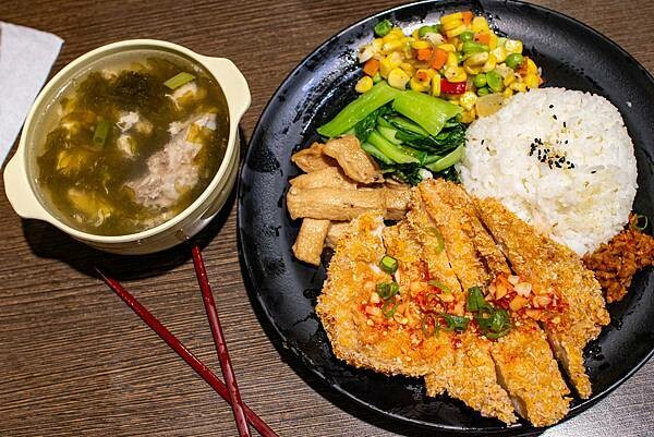 【台北便當店】九九食坊-每日便當訂單上百個，自行研製的美味主菜，超多口味讓你吃不膩