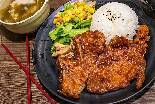 【台北便當店】九九食坊-每日便當訂單上百個，自行研製的美味主菜，超多口味讓你吃不膩