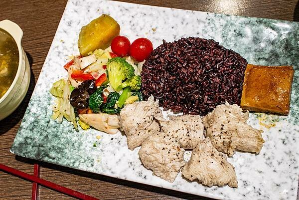 【台北便當店】九九食坊-每日便當訂單上百個，自行研製的美味主菜，超多口味讓你吃不膩