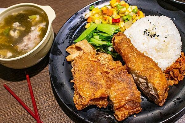 【台北便當店】九九食坊-每日便當訂單上百個，自行研製的美味主菜，超多口味讓你吃不膩