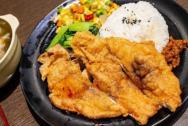 【台北便當店】九九食坊-每日便當訂單上百個，自行研製的美味主菜，超多口味讓你吃不膩