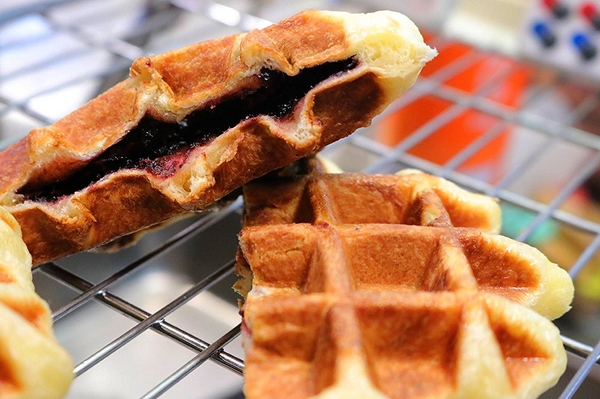 wake up 比利時鬆餅：【桃園食記】中原夜市推薦好吃鬆餅~醒醒吧比利時鬆餅WAKEUP WAFFLE/現做現烤13種口味每日限量賣完就沒囉