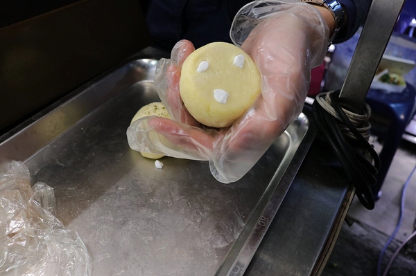 wake up 比利時鬆餅：【桃園食記】中原夜市推薦好吃鬆餅~醒醒吧比利時鬆餅WAKEUP WAFFLE/現做現烤13種口味每日限量賣完就沒囉