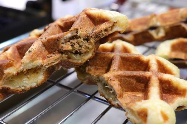 wake up 比利時鬆餅：【桃園食記】中原夜市推薦好吃鬆餅~醒醒吧比利時鬆餅WAKEUP WAFFLE/現做現烤13種口味每日限量賣完就沒囉