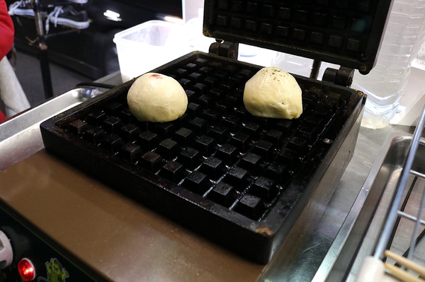 wake up 比利時鬆餅：【桃園食記】中原夜市推薦好吃鬆餅~醒醒吧比利時鬆餅WAKEUP WAFFLE/現做現烤13種口味每日限量賣完就沒囉