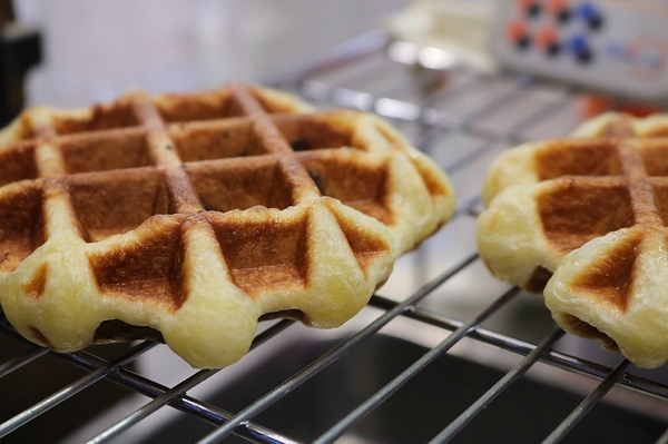 wake up 比利時鬆餅：【桃園食記】中原夜市推薦好吃鬆餅~醒醒吧比利時鬆餅WAKEUP WAFFLE/現做現烤13種口味每日限量賣完就沒囉